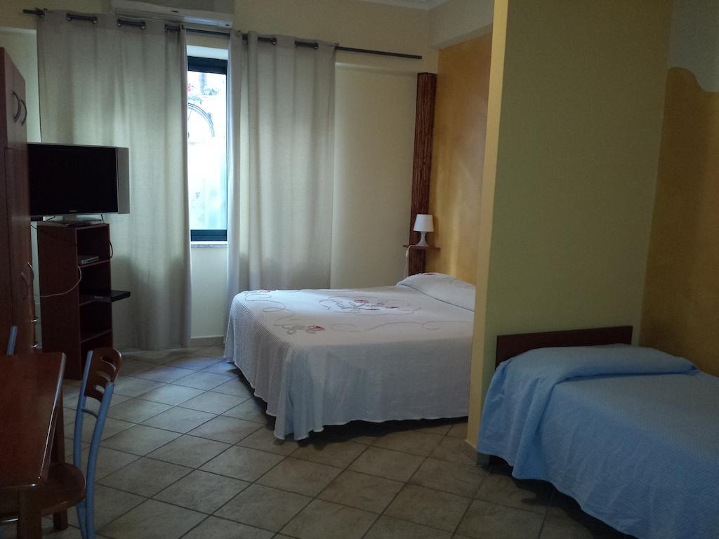 Appartamenti Centrali Giardini-Naxos Habitación foto