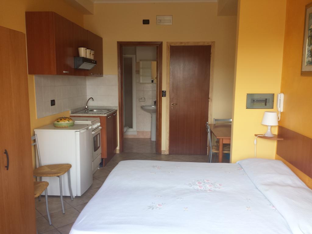 Appartamenti Centrali Giardini-Naxos Habitación foto